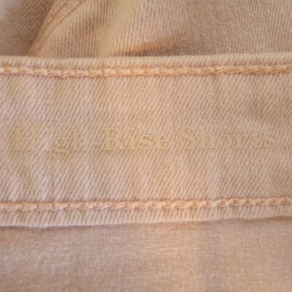 Levi's Signature Women's Soft Pink High Rise Denim Shorts - size W33 - Picture 7 of 9